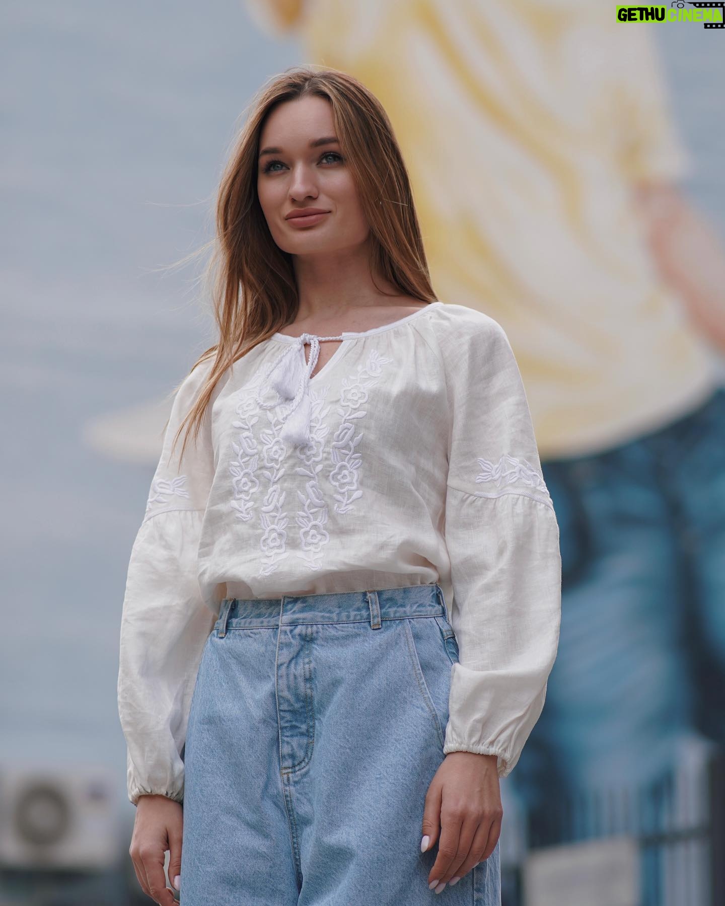 Diana Gloster - 4.5K Likes - Це гарно і важливо💛
В мене поки тільки одна, тому прийшлося «зайняти» у подруги для різноманіття☺️👌🏼 а давайте підтримаємо бренди, які шиють вишиванки і відмітимо улюблені в коментарях?)
Нехай кожна та кожен знайде свою, ту саму вишиванку ✨