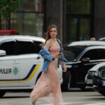 Diana Gloster Instagram - Повітряна тривога почалась за 10 хв до зйомки. Перевірила в тг-каналах, що поки не було пусків і пішла зніматись. Сюр, який став нашим повсякденним життям. Але як ми по-справжньому ЖИВЕМО зараз, розуміючи яке крихке наше існування, і як небагато в нас часу🫶🏼 Дякую за ці неймовірні кадри @dfbobrov ✨ Style - моя one and only @anastasia.lommach ⚡️ Всі бренди - в тг каналі (посилання в шапці профілю)