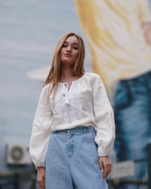 Diana Gloster Instagram - Це гарно і важливо💛 

В мене поки тільки одна, тому прийшлося «зайняти» у подруги для різноманіття☺️👌🏼 а давайте підтримаємо бренди, які шиють вишиванки і відмітимо улюблені в коментарях?)

Нехай кожна та кожен знайде свою, ту саму вишиванку ✨