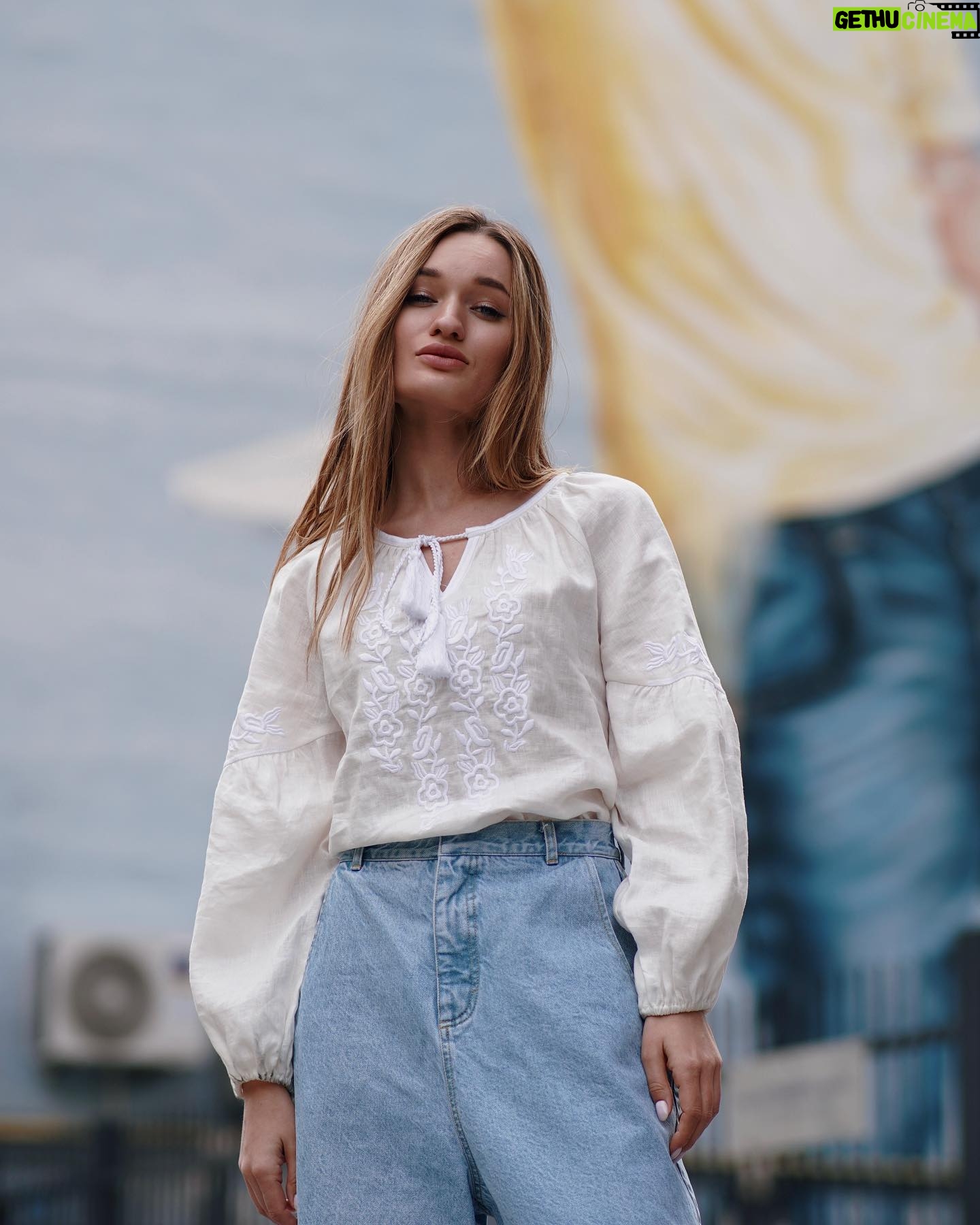 Diana Gloster - 4.5K Likes - Це гарно і важливо💛
В мене поки тільки одна, тому прийшлося «зайняти» у подруги для різноманіття☺️👌🏼 а давайте підтримаємо бренди, які шиють вишиванки і відмітимо улюблені в коментарях?)
Нехай кожна та кожен знайде свою, ту саму вишиванку ✨