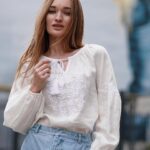 Diana Gloster Instagram - Це гарно і важливо💛 В мене поки тільки одна, тому прийшлося «зайняти» у подруги для різноманіття☺️👌🏼 а давайте підтримаємо бренди, які шиють вишиванки і відмітимо улюблені в коментарях?) Нехай кожна та кожен знайде свою, ту саму вишиванку ✨