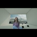 Diana Gloster Instagram - Дивіться кліп «Вітрила» та слухайте пісню вже на всіх музичних платформах 🥹🌊❤️ Нехай у вашому житті завжди будуть люди, з якими ви крізь моря, як би сильно не штормило, будете йти до своїх мрій…щасливі🫶🏼 Режисер, оператор - @ivankvasha ✨ Слова та музика - я Аранжування - @kirilltverdun Стиль - @anastasia.lommach PR - @name_pr_