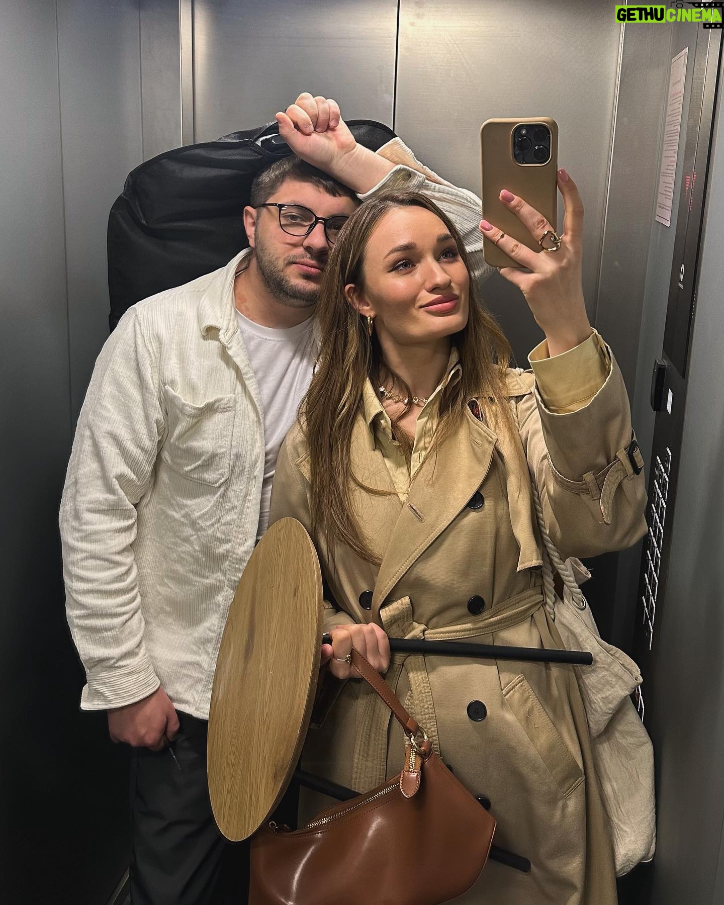 Diana Gloster Instagram - Randoms останніх тижнів 🎥 1. Я все ще виходжу в коридор по ночах, коли бахкає🙈 бо звично і страшно. 2. Повернулась на тренування до @rishamaryna після 2-ох тижнів пропуску. Танцювати - завжди найкраще рішення в житті! 3. Обличчя @ivankvasha - це просто на 100% відображення нашого стану цей місяць)))) дуже втомлені, але посміхаємось та тримаємось. Скоро буде ВАУ-новина щодо нових проєктів🥹🔥 4. Люблю ранкові ефіри на @radioluxfm ! Презентувала «Кішкою» і її взяли в ротацію, що для мене велика радість! 5. Знялась у Блокпост Шоу, і усвідомила як багато мені треба підтягнути по знанням з історії України та української мови🤓 6. Нарешті побачилась та провела час з мамою та сестрами! Як же я сумую за ними…весь час. 7. Нічні співи о 01:00😅 Вчу новий альбом Аріани Гранде на пам’ять))) 8. Ми нарешті переїхали, і у Мелоді завжди одне питання «ці двоногі колись заспокоються?!» 9. Пісня, яку випущу в травні буде суцільним експериментом в плані музики. Такої пісні в мене ще ніколи не було🙈 10. Моя люба @anita_solovei повернулась після інсульту! Нарешті повертається до роботи, хоч поки і частково без зору🙏🏼 Цю історію можна подивитись в мене в закріплених сторіз, а у Аніти в сторіз - пройти за посиланням та задонатити на спеціальні книжки для діток, які не бачать🫂 Дякую за вашу підтримку❤️ відчуваю її кожного дня!