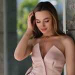 Diana Gloster Instagram - Ніхто немає права диктувати тобі правила твого життя. В часи безкінечного моралізаторства та експертності з кожного кутку, пам’ятай - тільки тобі проживати своє життя. Ніхто за тебе цього не зробить, а експертна думка не завжди спрацює саме в твоєму випадку. Тому так важливо зупинитись на хвилинку і спитати себе: Що я зараз відчуваю? Чи подобається мені це? Що я дійсно хочу зробити зараз? Відповідь є всередині завжди. Буває тільки важко почути. Тож тренуюсь🙏🏼 і ти тренуйся, бо це найважливіша «навичка» твого життя🫶🏼 Дякую за ці чудові портрети @nykyforov_art ✨ Корсет - @valerykovalska