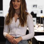 Diana Gloster Instagram – Штучний Інтелект у смартфоні дає безмежні можливості!
З його допомогою, в новій лінійці Galaxy S24 ви можете редагувати фото, робити швидкий пошук інформації щодо будь-якого об’єкту на екрані, а також редагувати текст в нотатках буквально одним рухом!😍
Окрім того в смартфоні є «космічний» зум та розумний акумулятор)
Я завітала у Samsung Experience Store – власну мережу Samsung в Україні та світі, щоб показати вам все особисто👌🏼
Також, ловіть промокод GLOSTER, щоб отримати знижку -10% на всю лінійку Galaxy S24❤️ (кількість промокодів обмежено. Діє до 11 квітня).
1 рік гарантії в подарунок ексклюзивно тільки в Samsung Experience Store.
