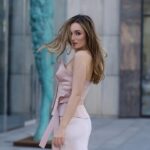 Diana Gloster Instagram - Вже сьогодні пройде перший півфінал Євробачення 2024😍 А о 21.30 дивіться Передшоу Євробачення, де я стала співведучою Тімура Мірошниченка для того, щоб розповісти вам більше про залаштунки цьогорічного пісенного конкурсу🌟 @suspilne.eurovision @suspilne.culture Look by @valerykovalska ✨ Styled by @anastasia.lommach