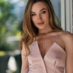 Diana Gloster Instagram - Ніхто немає права диктувати тобі правила твого життя. В часи безкінечного моралізаторства та експертності з кожного кутку, пам’ятай - тільки тобі проживати своє життя. Ніхто за тебе цього не зробить, а експертна думка не завжди спрацює саме в твоєму випадку. Тому так важливо зупинитись на хвилинку і спитати себе: Що я зараз відчуваю? Чи подобається мені це? Що я дійсно хочу зробити зараз? Відповідь є всередині завжди. Буває тільки важко почути. Тож тренуюсь🙏🏼 і ти тренуйся, бо це найважливіша «навичка» твого життя🫶🏼 Дякую за ці чудові портрети @nykyforov_art ✨ Корсет - @valerykovalska