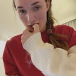 Diana Gloster Instagram - Randoms останніх тижнів 🎥 1. Я все ще виходжу в коридор по ночах, коли бахкає🙈 бо звично і страшно. 2. Повернулась на тренування до @rishamaryna після 2-ох тижнів пропуску. Танцювати - завжди найкраще рішення в житті! 3. Обличчя @ivankvasha - це просто на 100% відображення нашого стану цей місяць)))) дуже втомлені, але посміхаємось та тримаємось. Скоро буде ВАУ-новина щодо нових проєктів🥹🔥 4. Люблю ранкові ефіри на @radioluxfm ! Презентувала «Кішкою» і її взяли в ротацію, що для мене велика радість! 5. Знялась у Блокпост Шоу, і усвідомила як багато мені треба підтягнути по знанням з історії України та української мови🤓 6. Нарешті побачилась та провела час з мамою та сестрами! Як же я сумую за ними…весь час. 7. Нічні співи о 01:00😅 Вчу новий альбом Аріани Гранде на пам’ять))) 8. Ми нарешті переїхали, і у Мелоді завжди одне питання «ці двоногі колись заспокоються?!» 9. Пісня, яку випущу в травні буде суцільним експериментом в плані музики. Такої пісні в мене ще ніколи не було🙈 10. Моя люба @anita_solovei повернулась після інсульту! Нарешті повертається до роботи, хоч поки і частково без зору🙏🏼 Цю історію можна подивитись в мене в закріплених сторіз, а у Аніти в сторіз - пройти за посиланням та задонатити на спеціальні книжки для діток, які не бачать🫂 Дякую за вашу підтримку❤️ відчуваю її кожного дня!
