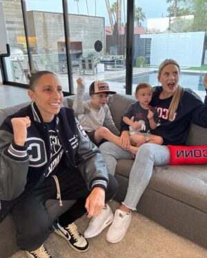 Diana Taurasi Instagram - I’m pulling for the Huskies this March! #CoxPartner Get in the Husky spirit with me by using @coxcommunications #BetheBobble filter and cheer on the @uconwbb and @uconmbb to make history like we did in 2004 💍💍 Who are you rooting for? #GoHuskies #BleedBlue