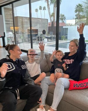 Diana Taurasi Instagram - I’m pulling for the Huskies this March! #CoxPartner Get in the Husky spirit with me by using @coxcommunications #BetheBobble filter and cheer on the @uconwbb and @uconmbb to make history like we did in 2004 💍💍 Who are you rooting for? #GoHuskies #BleedBlue