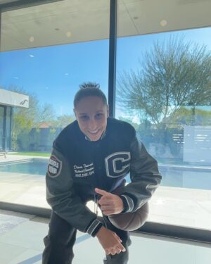 Diana Taurasi Instagram - I’m pulling for the Huskies this March! #CoxPartner Get in the Husky spirit with me by using @coxcommunications #BetheBobble filter and cheer on the @uconwbb and @uconmbb to make history like we did in 2004 💍💍 Who are you rooting for? #GoHuskies #BleedBlue