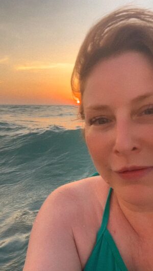 Diane Neal Instagram - Can’t hear but this is it…”There are two jackass kids running around, Ethan and Owen, and their grandma just asked, ‘you guys having fun? You having fun? You are? Time to go home.’ Because that’s what you do when you’re having fun, go home. 😂 BTW, those twins, about 10, were MENACES!