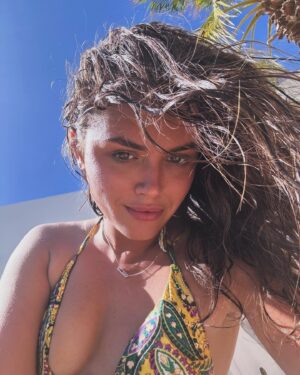 Diane Leyre Instagram - cheveux salés, soleil, repos. bref, un break qui fait du bien ☀️
maintenant il est temps de rentrer reprendre les répétitions pour vous préparer le prochain prime @dals_tf1 💃