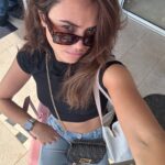 Diane Leyre Instagram – 1 mois à Cannes version vrai vie : 
1. Prépa avec mon @arnaudsoldourdin 
2. Moi qui check comment je rends en version sosie officielle de l’emoji 🌝
3. Perdre mon ongle 24h après avoir fait ma manucure 
4. Faire des vlogs qui fonctionnent pas car la vie a décidé de toujours couper quand je parle 
5. Avoir des moments de prépa où tu te demandes si c’est normal de ressembler à un champignon 
6. Faire des micro siestes dès que possible car tu dors 2h par nuit 
7. Avoir une confiance aveugle en ton coiffeur car à mi chemin ça semble compliqué 😂
8. Être fatiguée et avoir besoin de redevenir un bébé dans ce monde d’adultes 
9. Ouvrir et fermer ta valise 10000 fois en te disant que y a 99% de chance que t’aies oublié un truc dans chaque hôtel 
10. Retrouver ta maison et dormir enfin plus de 4h en te sentant hyper reconnaissante d’avoir pu vivre tout ça 

BREF, c’était fou, c’était intense, je suis fatiguée mais mon dieu que la vie est belle 🥹❤️