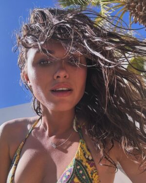 Diane Leyre Instagram - cheveux salés, soleil, repos. bref, un break qui fait du bien ☀️
maintenant il est temps de rentrer reprendre les répétitions pour vous préparer le prochain prime @dals_tf1 💃
