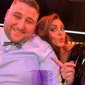 Diane Leyre Instagram - Alors ce premier prime @dals_tf1 vous en avez pensé quoi ??? 
1 ère photo ma tête avant le prime VS dernière photo ma tête après avoir vu le niveau INCROYABLE de mes copains et me dire que j’ai la pression pour la semaine prochaine 🤯🤯🤯

Mais tellement fière de soutenir les copains et faire partie de la DALS family 💃