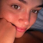 Diane Leyre Instagram – 1 mois à Cannes version vrai vie : 
1. Prépa avec mon @arnaudsoldourdin 
2. Moi qui check comment je rends en version sosie officielle de l’emoji 🌝
3. Perdre mon ongle 24h après avoir fait ma manucure 
4. Faire des vlogs qui fonctionnent pas car la vie a décidé de toujours couper quand je parle 
5. Avoir des moments de prépa où tu te demandes si c’est normal de ressembler à un champignon 
6. Faire des micro siestes dès que possible car tu dors 2h par nuit 
7. Avoir une confiance aveugle en ton coiffeur car à mi chemin ça semble compliqué 😂
8. Être fatiguée et avoir besoin de redevenir un bébé dans ce monde d’adultes 
9. Ouvrir et fermer ta valise 10000 fois en te disant que y a 99% de chance que t’aies oublié un truc dans chaque hôtel 
10. Retrouver ta maison et dormir enfin plus de 4h en te sentant hyper reconnaissante d’avoir pu vivre tout ça 

BREF, c’était fou, c’était intense, je suis fatiguée mais mon dieu que la vie est belle 🥹❤️