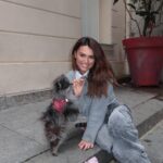 Diane Leyre Instagram - L’amour de toute Mavy 🐾❤ Une journée avec @edgardcooper Pour moi, aimer son animal c’est faire attention à ses besoins et à son alimentation ! Depuis qu’il est chiot, Mavy rafolle des vrais repas de chez Edgard & Cooper, cuisinés avec des ingrédients naturels et de qualité (il n’y a que de la viande fraîche!), avec une grande variété proposée. Si vous souhaitez vous aussi faire plaisir à votre animal avec leurs produits vous pouvez utiliser mon code MAVY20FUN pour avoir -20% dès 20 euros d’achat 😍 Un animal en bonne santé c’est un animal (et un maître) heureux 🐾❤