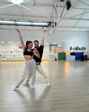 Diane Leyre Instagram - Alors, heureux de notre duo avec @yannalrick pour cette nouvelle saison de @dals_tf1 ?? 

la dernière photo c’est l’état de mes chaussettes après 1 journée de répétitions (oui, c’est pas les mêmes !!!!) 😂💃