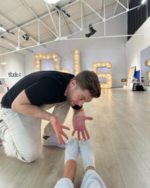 Diane Leyre Instagram - Alors, heureux de notre duo avec @yannalrick pour cette nouvelle saison de @dals_tf1 ?? 

la dernière photo c’est l’état de mes chaussettes après 1 journée de répétitions (oui, c’est pas les mêmes !!!!) 😂💃