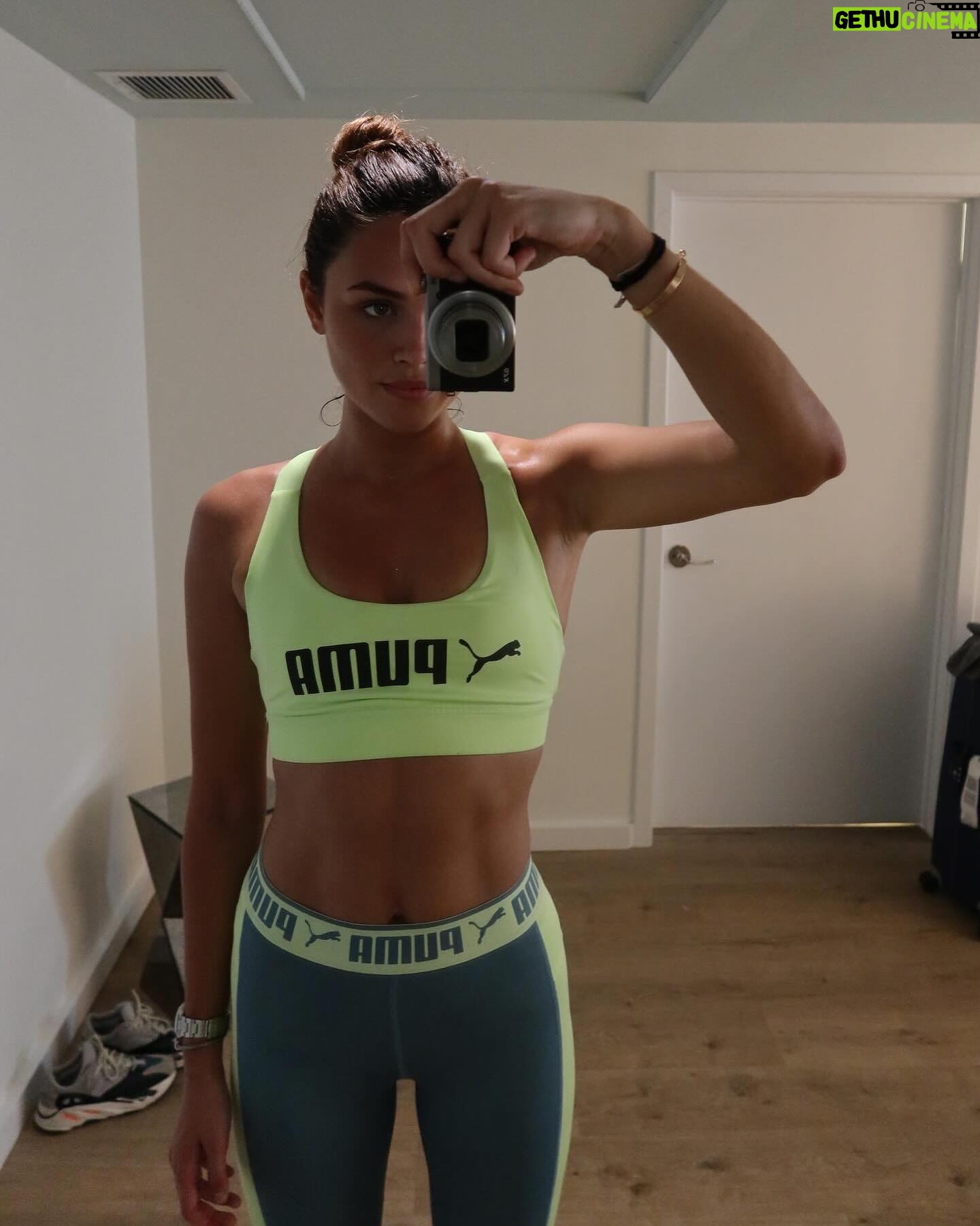 Diane Leyre Instagram - drop de mon voyage à Miami avec la compagnie aérienne @flynorse ❤️🌴 si vous souhaitez partir en vacances à prix réduit avec un service de qualité je vous conseille vraiment de booker vos billets avec FlyNorse ✈️ *invitation