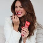 Diane Leyre Instagram – Mon sourire du jour, je l’entretiens la nuit avec le dentifrice et le sérum à laisser poser la nuit de la gamme Max White Ultra de chez @colgate_france 🤍
#MaxWhiteUltra #sourirecolgate #AmbassadeurMaxWhite

*collaboration commerciale
