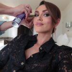 Diane Leyre Instagram – 1 mois à Cannes version vrai vie : 
1. Prépa avec mon @arnaudsoldourdin 
2. Moi qui check comment je rends en version sosie officielle de l’emoji 🌝
3. Perdre mon ongle 24h après avoir fait ma manucure 
4. Faire des vlogs qui fonctionnent pas car la vie a décidé de toujours couper quand je parle 
5. Avoir des moments de prépa où tu te demandes si c’est normal de ressembler à un champignon 
6. Faire des micro siestes dès que possible car tu dors 2h par nuit 
7. Avoir une confiance aveugle en ton coiffeur car à mi chemin ça semble compliqué 😂
8. Être fatiguée et avoir besoin de redevenir un bébé dans ce monde d’adultes 
9. Ouvrir et fermer ta valise 10000 fois en te disant que y a 99% de chance que t’aies oublié un truc dans chaque hôtel 
10. Retrouver ta maison et dormir enfin plus de 4h en te sentant hyper reconnaissante d’avoir pu vivre tout ça 

BREF, c’était fou, c’était intense, je suis fatiguée mais mon dieu que la vie est belle 🥹❤️