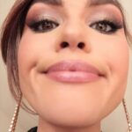 Diane Leyre Instagram – 1 mois à Cannes version vrai vie : 
1. Prépa avec mon @arnaudsoldourdin 
2. Moi qui check comment je rends en version sosie officielle de l’emoji 🌝
3. Perdre mon ongle 24h après avoir fait ma manucure 
4. Faire des vlogs qui fonctionnent pas car la vie a décidé de toujours couper quand je parle 
5. Avoir des moments de prépa où tu te demandes si c’est normal de ressembler à un champignon 
6. Faire des micro siestes dès que possible car tu dors 2h par nuit 
7. Avoir une confiance aveugle en ton coiffeur car à mi chemin ça semble compliqué 😂
8. Être fatiguée et avoir besoin de redevenir un bébé dans ce monde d’adultes 
9. Ouvrir et fermer ta valise 10000 fois en te disant que y a 99% de chance que t’aies oublié un truc dans chaque hôtel 
10. Retrouver ta maison et dormir enfin plus de 4h en te sentant hyper reconnaissante d’avoir pu vivre tout ça 

BREF, c’était fou, c’était intense, je suis fatiguée mais mon dieu que la vie est belle 🥹❤️