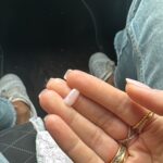 Diane Leyre Instagram – 1 mois à Cannes version vrai vie : 
1. Prépa avec mon @arnaudsoldourdin 
2. Moi qui check comment je rends en version sosie officielle de l’emoji 🌝
3. Perdre mon ongle 24h après avoir fait ma manucure 
4. Faire des vlogs qui fonctionnent pas car la vie a décidé de toujours couper quand je parle 
5. Avoir des moments de prépa où tu te demandes si c’est normal de ressembler à un champignon 
6. Faire des micro siestes dès que possible car tu dors 2h par nuit 
7. Avoir une confiance aveugle en ton coiffeur car à mi chemin ça semble compliqué 😂
8. Être fatiguée et avoir besoin de redevenir un bébé dans ce monde d’adultes 
9. Ouvrir et fermer ta valise 10000 fois en te disant que y a 99% de chance que t’aies oublié un truc dans chaque hôtel 
10. Retrouver ta maison et dormir enfin plus de 4h en te sentant hyper reconnaissante d’avoir pu vivre tout ça 

BREF, c’était fou, c’était intense, je suis fatiguée mais mon dieu que la vie est belle 🥹❤️
