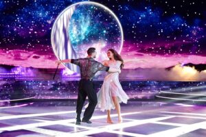Diane Leyre Instagram - Alors cet american smooth vous en avez pensé quoi ? 😬
Douceur… difficile pour une brute comme moi! 
Mais on l’a fait! Lets go prime 5 en direct avec vous 💃
@dals_tf1 

Photo @joannabhmphoto