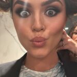 Diane Leyre Instagram – 1 mois à Cannes version vrai vie : 
1. Prépa avec mon @arnaudsoldourdin 
2. Moi qui check comment je rends en version sosie officielle de l’emoji 🌝
3. Perdre mon ongle 24h après avoir fait ma manucure 
4. Faire des vlogs qui fonctionnent pas car la vie a décidé de toujours couper quand je parle 
5. Avoir des moments de prépa où tu te demandes si c’est normal de ressembler à un champignon 
6. Faire des micro siestes dès que possible car tu dors 2h par nuit 
7. Avoir une confiance aveugle en ton coiffeur car à mi chemin ça semble compliqué 😂
8. Être fatiguée et avoir besoin de redevenir un bébé dans ce monde d’adultes 
9. Ouvrir et fermer ta valise 10000 fois en te disant que y a 99% de chance que t’aies oublié un truc dans chaque hôtel 
10. Retrouver ta maison et dormir enfin plus de 4h en te sentant hyper reconnaissante d’avoir pu vivre tout ça 

BREF, c’était fou, c’était intense, je suis fatiguée mais mon dieu que la vie est belle 🥹❤️