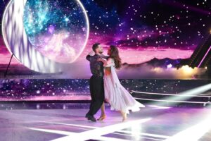 Diane Leyre Instagram - Alors cet american smooth vous en avez pensé quoi ? 😬
Douceur… difficile pour une brute comme moi! 
Mais on l’a fait! Lets go prime 5 en direct avec vous 💃
@dals_tf1 

Photo @joannabhmphoto
