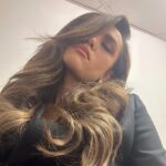 Diane Leyre Instagram – 1 mois à Cannes version vrai vie : 
1. Prépa avec mon @arnaudsoldourdin 
2. Moi qui check comment je rends en version sosie officielle de l’emoji 🌝
3. Perdre mon ongle 24h après avoir fait ma manucure 
4. Faire des vlogs qui fonctionnent pas car la vie a décidé de toujours couper quand je parle 
5. Avoir des moments de prépa où tu te demandes si c’est normal de ressembler à un champignon 
6. Faire des micro siestes dès que possible car tu dors 2h par nuit 
7. Avoir une confiance aveugle en ton coiffeur car à mi chemin ça semble compliqué 😂
8. Être fatiguée et avoir besoin de redevenir un bébé dans ce monde d’adultes 
9. Ouvrir et fermer ta valise 10000 fois en te disant que y a 99% de chance que t’aies oublié un truc dans chaque hôtel 
10. Retrouver ta maison et dormir enfin plus de 4h en te sentant hyper reconnaissante d’avoir pu vivre tout ça 

BREF, c’était fou, c’était intense, je suis fatiguée mais mon dieu que la vie est belle 🥹❤️