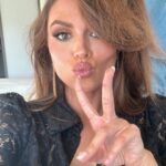 Diane Leyre Instagram – 1 mois à Cannes version vrai vie : 
1. Prépa avec mon @arnaudsoldourdin 
2. Moi qui check comment je rends en version sosie officielle de l’emoji 🌝
3. Perdre mon ongle 24h après avoir fait ma manucure 
4. Faire des vlogs qui fonctionnent pas car la vie a décidé de toujours couper quand je parle 
5. Avoir des moments de prépa où tu te demandes si c’est normal de ressembler à un champignon 
6. Faire des micro siestes dès que possible car tu dors 2h par nuit 
7. Avoir une confiance aveugle en ton coiffeur car à mi chemin ça semble compliqué 😂
8. Être fatiguée et avoir besoin de redevenir un bébé dans ce monde d’adultes 
9. Ouvrir et fermer ta valise 10000 fois en te disant que y a 99% de chance que t’aies oublié un truc dans chaque hôtel 
10. Retrouver ta maison et dormir enfin plus de 4h en te sentant hyper reconnaissante d’avoir pu vivre tout ça 

BREF, c’était fou, c’était intense, je suis fatiguée mais mon dieu que la vie est belle 🥹❤️