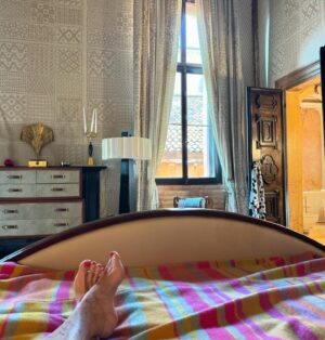 Diane van Fürstenberg Instagram - Good day ! ..day of the solar eclipse ! Let go of bad energy ..focus on kindness and being true to ourselves ! Sending love from Serenissima Venezia ❤️🙏❤️