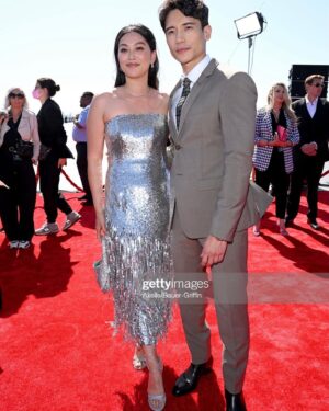 Dianne Doan Instagram - So happy to have been able to support you on your big night. It’s been years in the making and now the world will finally get to see such a special film. Also the wildest premiere experience🤪 I expected nothing less from Mr Tom Cruise
#topgun #topgunmaverick 

Styling: @itsamandalim 
Dress: @ongoajpairamofficial 
Shoes: @stuartweitzman 
Jewels: @nicolerosejewelry 
Makeup: @kimbermakeup 
Hair: @brittianydidit