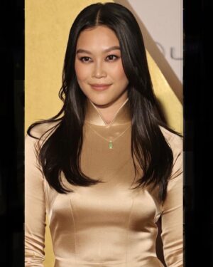 Dianne Doan Instagram - I am thrilled to be able to pay tribute to my beautiful culture. I brought it all the way back to the original Áo Dài design from before 1975. A time where I feel women and their bodies were embraced and celebrated. My momma taught me all about the high collar, the cinched waist and fitted bust. Thank you @thainguyenatelier for recreating a piece of history. I am honored to wear one of your designs. 🙏🏼

And thank you @character.media for an Unforgettable evening surrounded by a community that I’m so proud to be a part of. #unforgettablegala 

And a final thank you to @tamielsombati for always coming through with these looks🙏🏼❤️