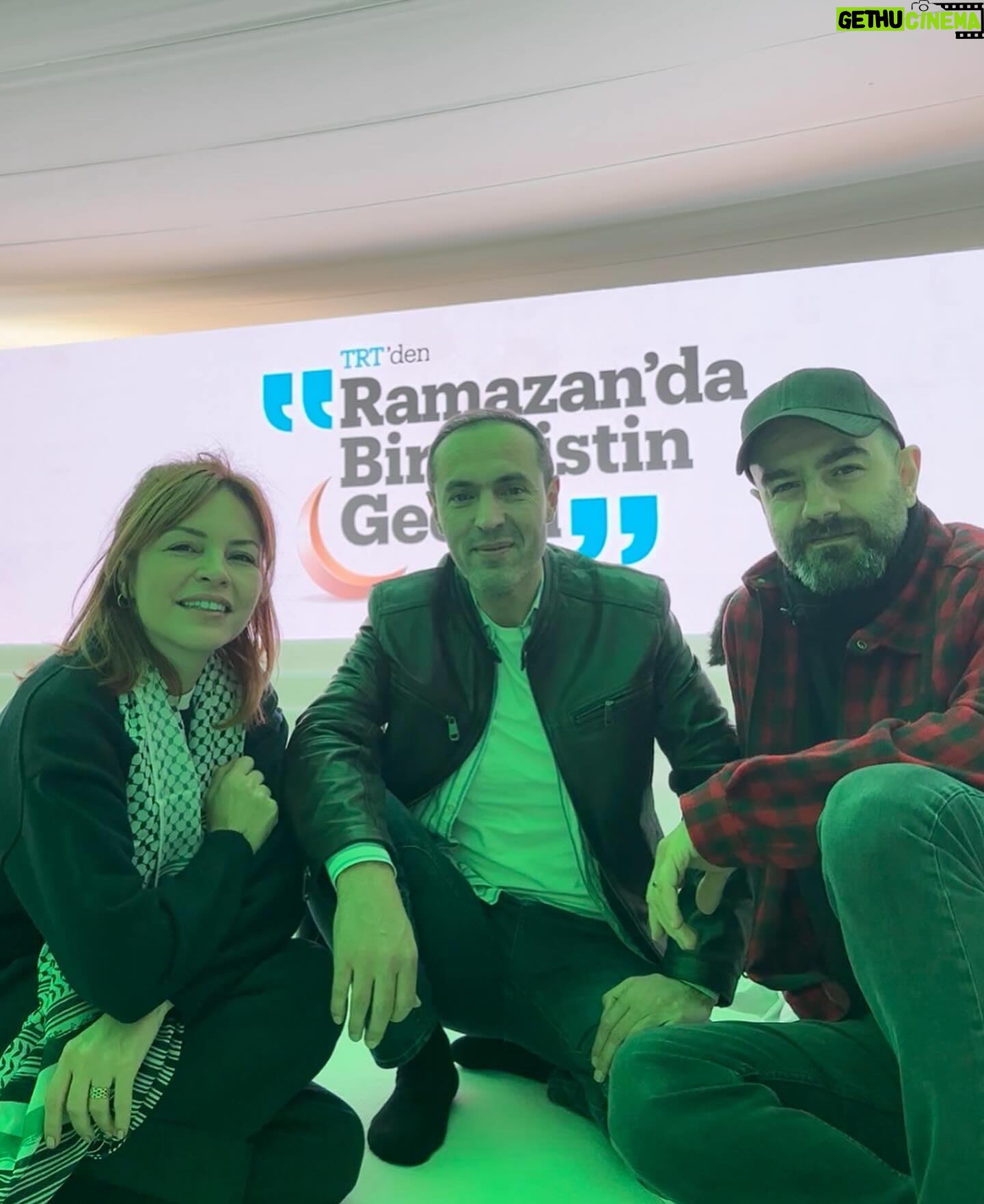 Didem İnselel Instagram - Duyarlı,zeki,müthiş entellektüel ve derin arkadaşım,kıymetli yönetmenim @ensar__altay ın yeni belgeseli “Witness” ı seyrettim bugün.Yumruk gibi yerleşti tam göğsümün üstüne.Ağırlığını yüreğim taşıyamıyor diye mümkün olduğunca Filistin haberlerini seyretmiyordum bir süredir üstelik..Korkunç bir felaket yaşanırken sadece seyretmek ,ve koskoca dünyanın da sadece seyrettiğini bilmek müthiş acı veriyor çünkü.Din,etnik köken,ırk gözetmeksizin sadece bu sivil insan kıyımına,bu vahşi soykırıma üzülemeyenler,görmezden gelenler kalbinin ekmeğini yesin ömrü boyunca.Ensar gibi görüp,görmeyenlere anlatanlar da 🙏🏼 #Hepimizşahidiz 🇵🇸 #PalestineGenocide