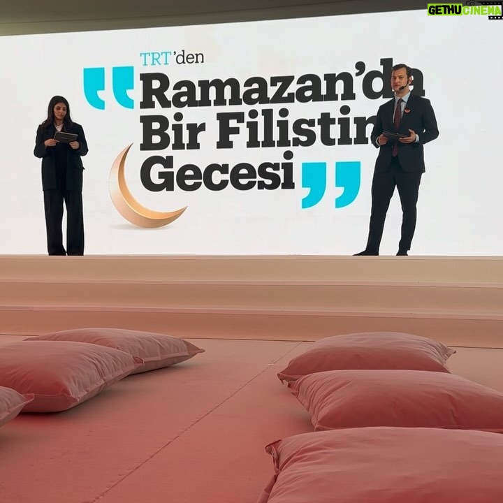 Didem İnselel Instagram - Duyarlı,zeki,müthiş entellektüel ve derin arkadaşım,kıymetli yönetmenim @ensar__altay ın yeni belgeseli “Witness” ı seyrettim bugün.Yumruk gibi yerleşti tam göğsümün üstüne.Ağırlığını yüreğim taşıyamıyor diye mümkün olduğunca Filistin haberlerini seyretmiyordum bir süredir üstelik..Korkunç bir felaket yaşanırken sadece seyretmek ,ve koskoca dünyanın da sadece seyrettiğini bilmek müthiş acı veriyor çünkü.Din,etnik köken,ırk gözetmeksizin sadece bu sivil insan kıyımına,bu vahşi soykırıma üzülemeyenler,görmezden gelenler kalbinin ekmeğini yesin ömrü boyunca.Ensar gibi görüp,görmeyenlere anlatanlar da 🙏🏼 #Hepimizşahidiz 🇵🇸 #PalestineGenocide