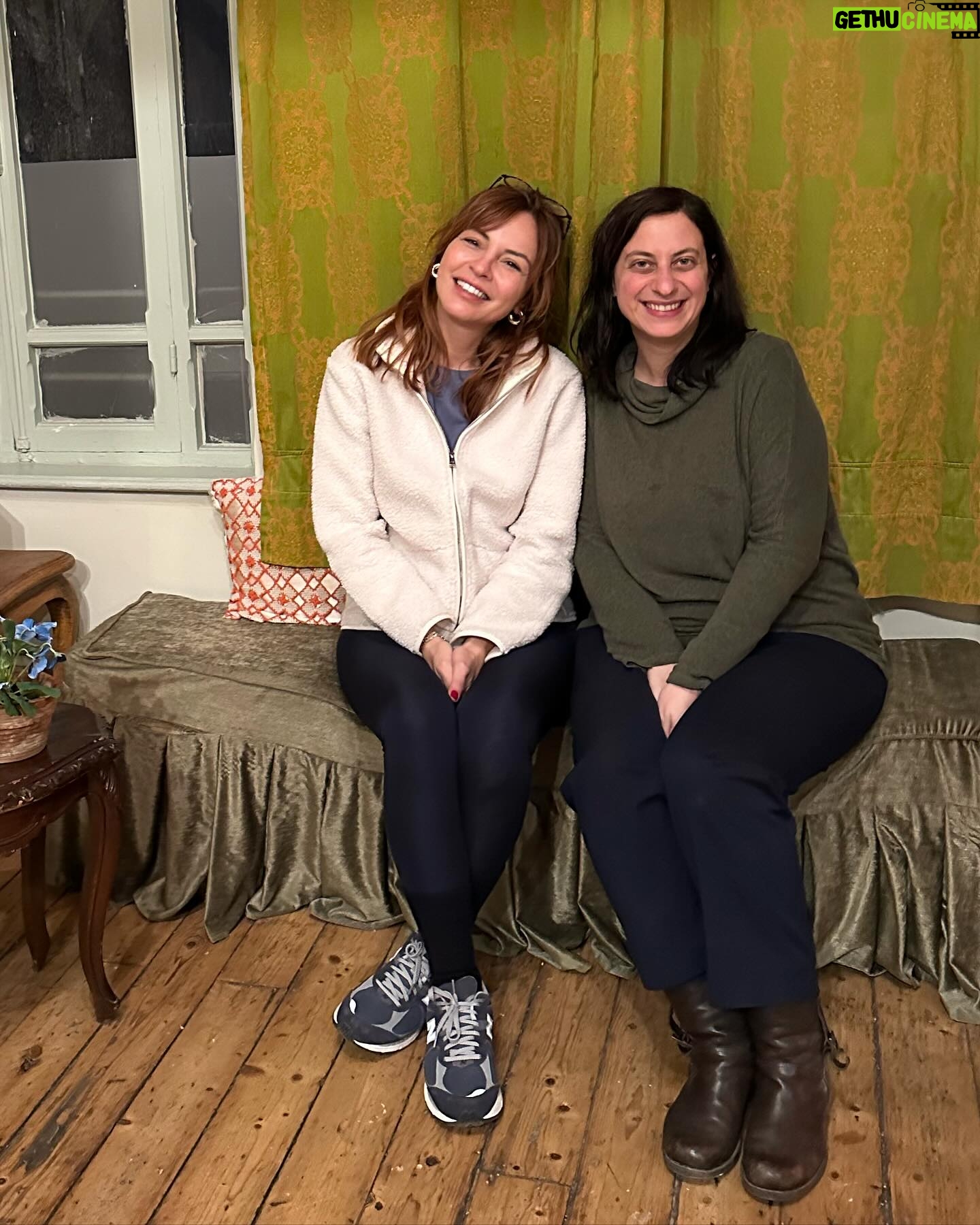 Didem İnselel Instagram - Pembe çıkmazında 150 yıllık bir apartman..Canım Maria yapmış yapıcağını 🥹 ”Mekâna özgü bu projede, Abdülaziz ve II. Abdülhamit dönemlerinde İstanbul’un en varlıklı ailelerinden biri olan Zarifilerin yaptırdığı Büyük Zarifi Apartmanı, tarihi gerçeklerle harmanlanan kurmaca hikâyelerin sahnesine dönüşüyor” diyor oyunun açıklamasında.Kurmaca olmayan hislerle çıktık apartmandan.Keşkeler,bir ümitler,belkiler,6,7 Eylül olaylarının utancı fonunda işledi kalbimize.Parkenin gıcırtısı şimdi mi duyuldu,çok eskiden mi geldi,herşey karıştı birbirine.Bu büyülü mekan tasarımındaki müthiş performanslar,,bildik melodiler,buruk hikayeler taa derinlere işliyor.Yer bulursanız gidin izleyin mutlaka.Biz Sulamu’dan torpilliydik.Gurur duyuyorum seninle Maria’cim,bi işimde gel arkada tepsi taşı de taşırım 🪴 @buyukzarifiapartmani @aslanoglusula @istossahne @annamariaaslanoglu