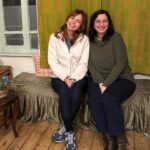 Didem İnselel Instagram – Pembe çıkmazında 150 yıllık bir apartman..Canım Maria yapmış yapıcağını 🥹
”Mekâna özgü bu projede, Abdülaziz ve II. Abdülhamit dönemlerinde İstanbul’un en varlıklı ailelerinden biri olan Zarifilerin yaptırdığı Büyük Zarifi Apartmanı, tarihi gerçeklerle harmanlanan kurmaca hikâyelerin sahnesine dönüşüyor”  diyor oyunun açıklamasında.Kurmaca olmayan hislerle çıktık apartmandan.Keşkeler,bir ümitler,belkiler,6,7 Eylül olaylarının utancı fonunda işledi kalbimize.Parkenin gıcırtısı şimdi mi duyuldu,çok eskiden mi geldi,herşey karıştı birbirine.Bu büyülü mekan tasarımındaki müthiş performanslar,,bildik melodiler,buruk hikayeler taa derinlere işliyor.Yer bulursanız gidin izleyin mutlaka.Biz Sulamu’dan torpilliydik.Gurur duyuyorum seninle Maria’cim,bi işimde gel arkada tepsi taşı de taşırım 🪴 @buyukzarifiapartmani @aslanoglusula @istossahne @annamariaaslanoglu