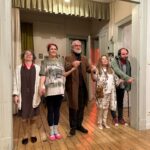 Didem İnselel Instagram – Pembe çıkmazında 150 yıllık bir apartman..Canım Maria yapmış yapıcağını 🥹
”Mekâna özgü bu projede, Abdülaziz ve II. Abdülhamit dönemlerinde İstanbul’un en varlıklı ailelerinden biri olan Zarifilerin yaptırdığı Büyük Zarifi Apartmanı, tarihi gerçeklerle harmanlanan kurmaca hikâyelerin sahnesine dönüşüyor”  diyor oyunun açıklamasında.Kurmaca olmayan hislerle çıktık apartmandan.Keşkeler,bir ümitler,belkiler,6,7 Eylül olaylarının utancı fonunda işledi kalbimize.Parkenin gıcırtısı şimdi mi duyuldu,çok eskiden mi geldi,herşey karıştı birbirine.Bu büyülü mekan tasarımındaki müthiş performanslar,,bildik melodiler,buruk hikayeler taa derinlere işliyor.Yer bulursanız gidin izleyin mutlaka.Biz Sulamu’dan torpilliydik.Gurur duyuyorum seninle Maria’cim,bi işimde gel arkada tepsi taşı de taşırım 🪴 @buyukzarifiapartmani @aslanoglusula @istossahne @annamariaaslanoglu