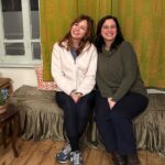 Didem İnselel Instagram – Pembe çıkmazında 150 yıllık bir apartman..Canım Maria yapmış yapıcağını 🥹
”Mekâna özgü bu projede, Abdülaziz ve II. Abdülhamit dönemlerinde İstanbul’un en varlıklı ailelerinden biri olan Zarifilerin yaptırdığı Büyük Zarifi Apartmanı, tarihi gerçeklerle harmanlanan kurmaca hikâyelerin sahnesine dönüşüyor”  diyor oyunun açıklamasında.Kurmaca olmayan hislerle çıktık apartmandan.Keşkeler,bir ümitler,belkiler,6,7 Eylül olaylarının utancı fonunda işledi kalbimize.Parkenin gıcırtısı şimdi mi duyuldu,çok eskiden mi geldi,herşey karıştı birbirine.Bu büyülü mekan tasarımındaki müthiş performanslar,,bildik melodiler,buruk hikayeler taa derinlere işliyor.Yer bulursanız gidin izleyin mutlaka.Biz Sulamu’dan torpilliydik.Gurur duyuyorum seninle Maria’cim,bi işimde gel arkada tepsi taşı de taşırım 🪴 @buyukzarifiapartmani @aslanoglusula @istossahne @annamariaaslanoglu