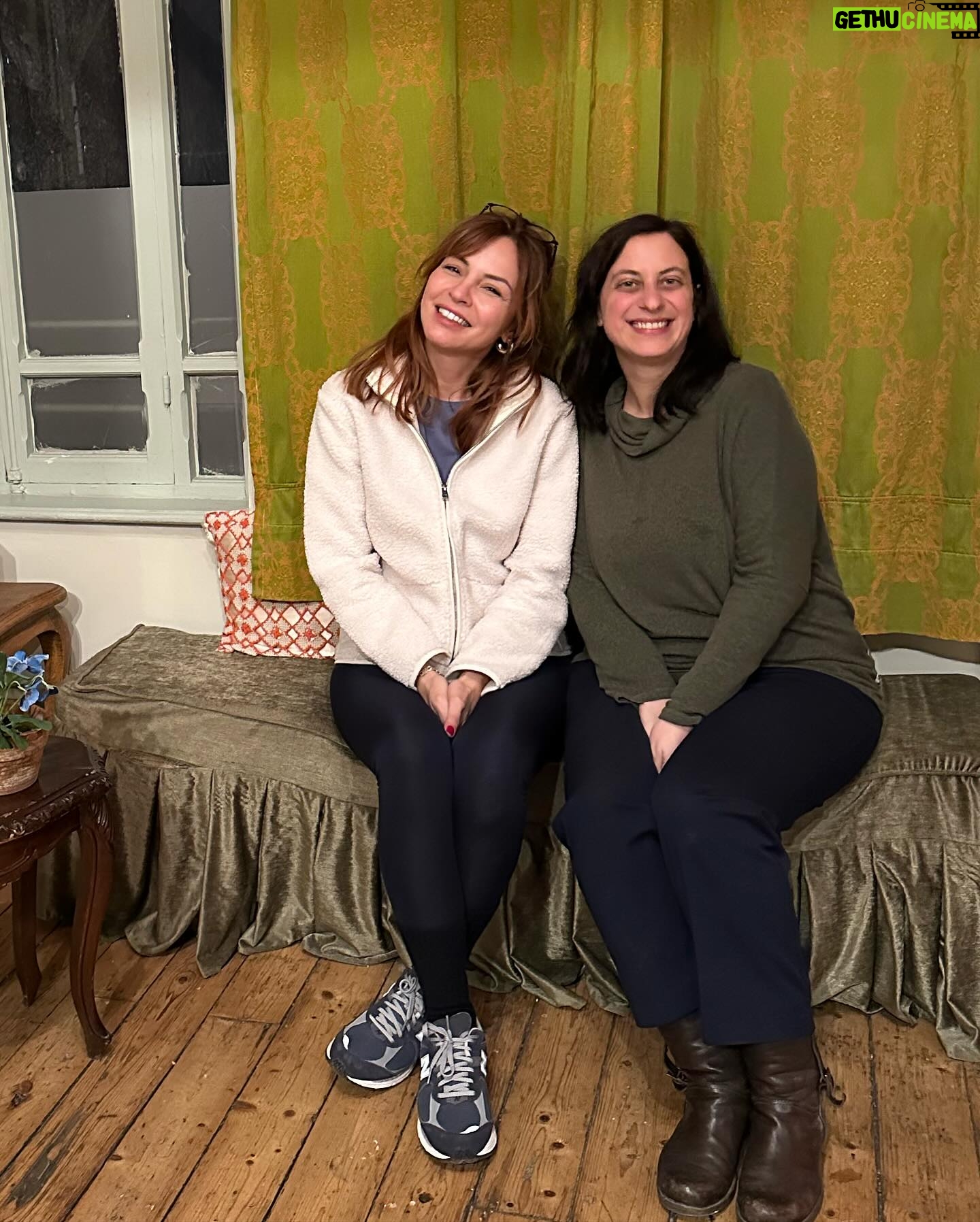 Didem İnselel Instagram - Pembe çıkmazında 150 yıllık bir apartman..Canım Maria yapmış yapıcağını 🥹 ”Mekâna özgü bu projede, Abdülaziz ve II. Abdülhamit dönemlerinde İstanbul’un en varlıklı ailelerinden biri olan Zarifilerin yaptırdığı Büyük Zarifi Apartmanı, tarihi gerçeklerle harmanlanan kurmaca hikâyelerin sahnesine dönüşüyor” diyor oyunun açıklamasında.Kurmaca olmayan hislerle çıktık apartmandan.Keşkeler,bir ümitler,belkiler,6,7 Eylül olaylarının utancı fonunda işledi kalbimize.Parkenin gıcırtısı şimdi mi duyuldu,çok eskiden mi geldi,herşey karıştı birbirine.Bu büyülü mekan tasarımındaki müthiş performanslar,,bildik melodiler,buruk hikayeler taa derinlere işliyor.Yer bulursanız gidin izleyin mutlaka.Biz Sulamu’dan torpilliydik.Gurur duyuyorum seninle Maria’cim,bi işimde gel arkada tepsi taşı de taşırım 🪴 @buyukzarifiapartmani @aslanoglusula @istossahne @annamariaaslanoglu
