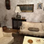 Didem İnselel Instagram – Pembe çıkmazında 150 yıllık bir apartman..Canım Maria yapmış yapıcağını 🥹
”Mekâna özgü bu projede, Abdülaziz ve II. Abdülhamit dönemlerinde İstanbul’un en varlıklı ailelerinden biri olan Zarifilerin yaptırdığı Büyük Zarifi Apartmanı, tarihi gerçeklerle harmanlanan kurmaca hikâyelerin sahnesine dönüşüyor”  diyor oyunun açıklamasında.Kurmaca olmayan hislerle çıktık apartmandan.Keşkeler,bir ümitler,belkiler,6,7 Eylül olaylarının utancı fonunda işledi kalbimize.Parkenin gıcırtısı şimdi mi duyuldu,çok eskiden mi geldi,herşey karıştı birbirine.Bu büyülü mekan tasarımındaki müthiş performanslar,,bildik melodiler,buruk hikayeler taa derinlere işliyor.Yer bulursanız gidin izleyin mutlaka.Biz Sulamu’dan torpilliydik.Gurur duyuyorum seninle Maria’cim,bi işimde gel arkada tepsi taşı de taşırım 🪴 @buyukzarifiapartmani @aslanoglusula @istossahne @annamariaaslanoglu