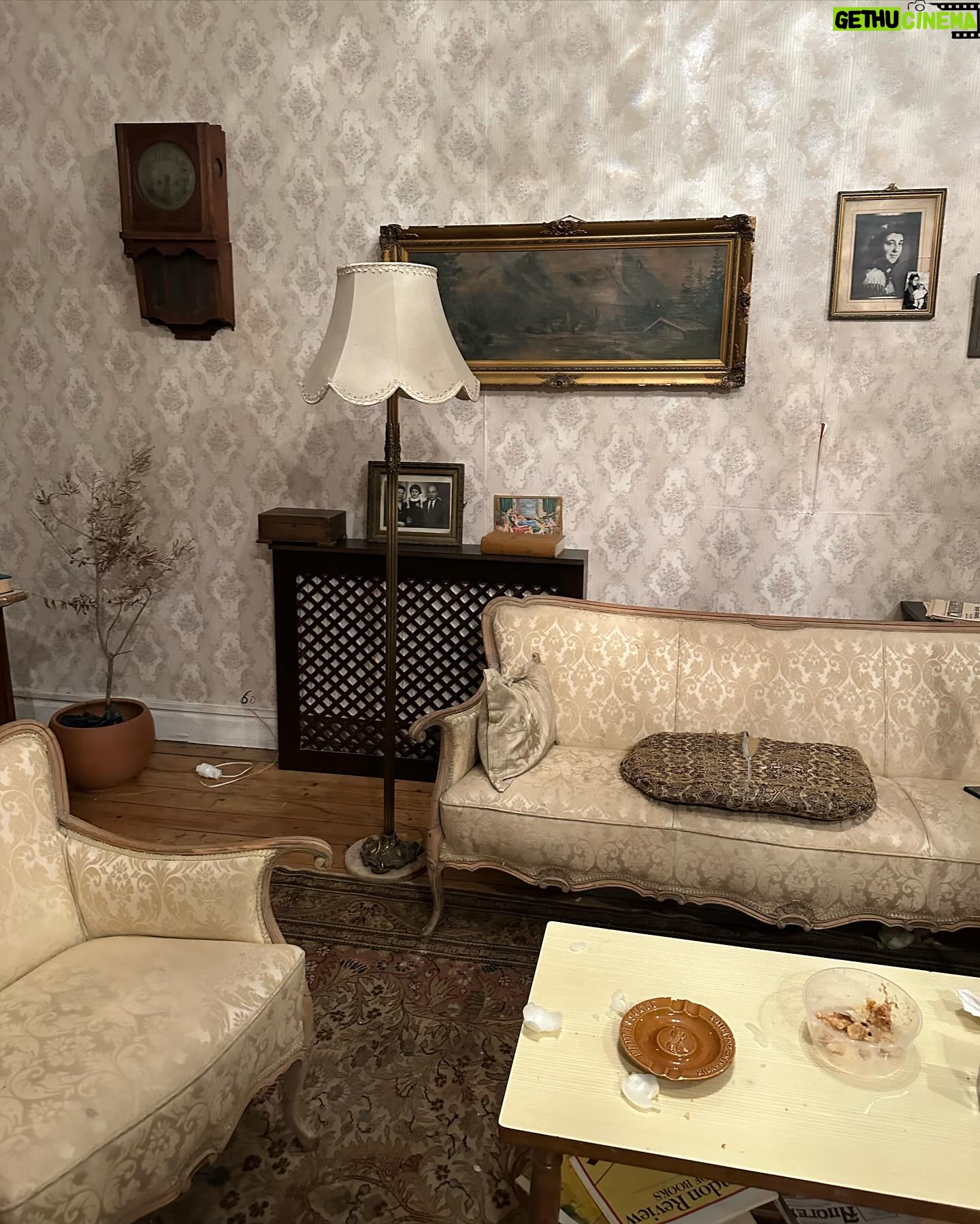 Didem İnselel Instagram - Pembe çıkmazında 150 yıllık bir apartman..Canım Maria yapmış yapıcağını 🥹 ”Mekâna özgü bu projede, Abdülaziz ve II. Abdülhamit dönemlerinde İstanbul’un en varlıklı ailelerinden biri olan Zarifilerin yaptırdığı Büyük Zarifi Apartmanı, tarihi gerçeklerle harmanlanan kurmaca hikâyelerin sahnesine dönüşüyor” diyor oyunun açıklamasında.Kurmaca olmayan hislerle çıktık apartmandan.Keşkeler,bir ümitler,belkiler,6,7 Eylül olaylarının utancı fonunda işledi kalbimize.Parkenin gıcırtısı şimdi mi duyuldu,çok eskiden mi geldi,herşey karıştı birbirine.Bu büyülü mekan tasarımındaki müthiş performanslar,,bildik melodiler,buruk hikayeler taa derinlere işliyor.Yer bulursanız gidin izleyin mutlaka.Biz Sulamu’dan torpilliydik.Gurur duyuyorum seninle Maria’cim,bi işimde gel arkada tepsi taşı de taşırım 🪴 @buyukzarifiapartmani @aslanoglusula @istossahne @annamariaaslanoglu