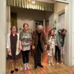 Didem İnselel Instagram – Pembe çıkmazında 150 yıllık bir apartman..Canım Maria yapmış yapıcağını 🥹
”Mekâna özgü bu projede, Abdülaziz ve II. Abdülhamit dönemlerinde İstanbul’un en varlıklı ailelerinden biri olan Zarifilerin yaptırdığı Büyük Zarifi Apartmanı, tarihi gerçeklerle harmanlanan kurmaca hikâyelerin sahnesine dönüşüyor”  diyor oyunun açıklamasında.Kurmaca olmayan hislerle çıktık apartmandan.Keşkeler,bir ümitler,belkiler,6,7 Eylül olaylarının utancı fonunda işledi kalbimize.Parkenin gıcırtısı şimdi mi duyuldu,çok eskiden mi geldi,herşey karıştı birbirine.Bu büyülü mekan tasarımındaki müthiş performanslar,,bildik melodiler,buruk hikayeler taa derinlere işliyor.Yer bulursanız gidin izleyin mutlaka.Biz Sulamu’dan torpilliydik.Gurur duyuyorum seninle Maria’cim,bi işimde gel arkada tepsi taşı de taşırım 🪴 @buyukzarifiapartmani @aslanoglusula @istossahne @annamariaaslanoglu