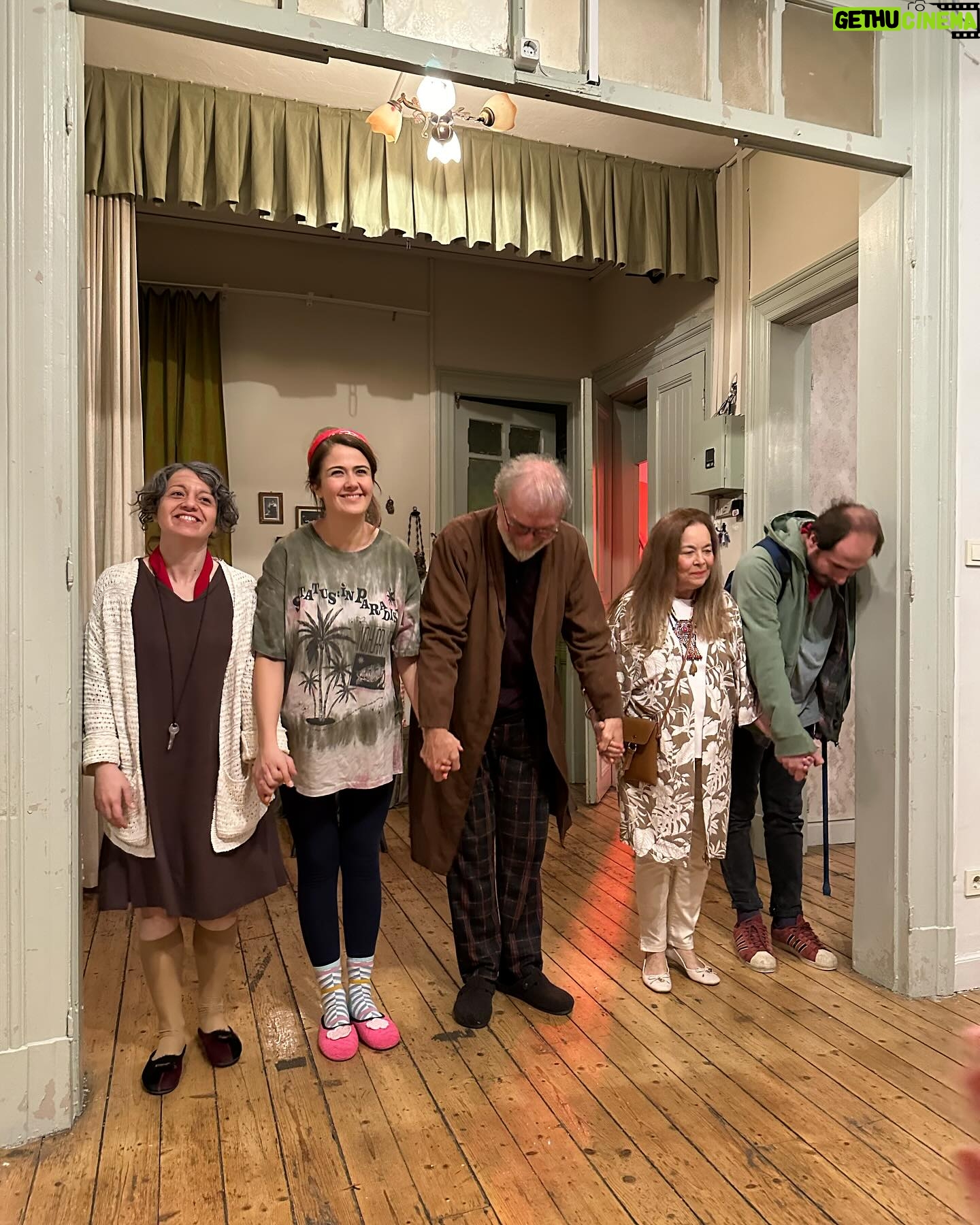 Didem İnselel Instagram - Pembe çıkmazında 150 yıllık bir apartman..Canım Maria yapmış yapıcağını 🥹 ”Mekâna özgü bu projede, Abdülaziz ve II. Abdülhamit dönemlerinde İstanbul’un en varlıklı ailelerinden biri olan Zarifilerin yaptırdığı Büyük Zarifi Apartmanı, tarihi gerçeklerle harmanlanan kurmaca hikâyelerin sahnesine dönüşüyor” diyor oyunun açıklamasında.Kurmaca olmayan hislerle çıktık apartmandan.Keşkeler,bir ümitler,belkiler,6,7 Eylül olaylarının utancı fonunda işledi kalbimize.Parkenin gıcırtısı şimdi mi duyuldu,çok eskiden mi geldi,herşey karıştı birbirine.Bu büyülü mekan tasarımındaki müthiş performanslar,,bildik melodiler,buruk hikayeler taa derinlere işliyor.Yer bulursanız gidin izleyin mutlaka.Biz Sulamu’dan torpilliydik.Gurur duyuyorum seninle Maria’cim,bi işimde gel arkada tepsi taşı de taşırım 🪴 @buyukzarifiapartmani @aslanoglusula @istossahne @annamariaaslanoglu