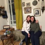 Didem İnselel Instagram – Pembe çıkmazında 150 yıllık bir apartman..Canım Maria yapmış yapıcağını 🥹
”Mekâna özgü bu projede, Abdülaziz ve II. Abdülhamit dönemlerinde İstanbul’un en varlıklı ailelerinden biri olan Zarifilerin yaptırdığı Büyük Zarifi Apartmanı, tarihi gerçeklerle harmanlanan kurmaca hikâyelerin sahnesine dönüşüyor”  diyor oyunun açıklamasında.Kurmaca olmayan hislerle çıktık apartmandan.Keşkeler,bir ümitler,belkiler,6,7 Eylül olaylarının utancı fonunda işledi kalbimize.Parkenin gıcırtısı şimdi mi duyuldu,çok eskiden mi geldi,herşey karıştı birbirine.Bu büyülü mekan tasarımındaki müthiş performanslar,,bildik melodiler,buruk hikayeler taa derinlere işliyor.Yer bulursanız gidin izleyin mutlaka.Biz Sulamu’dan torpilliydik.Gurur duyuyorum seninle Maria’cim,bi işimde gel arkada tepsi taşı de taşırım 🪴 @buyukzarifiapartmani @aslanoglusula @istossahne @annamariaaslanoglu