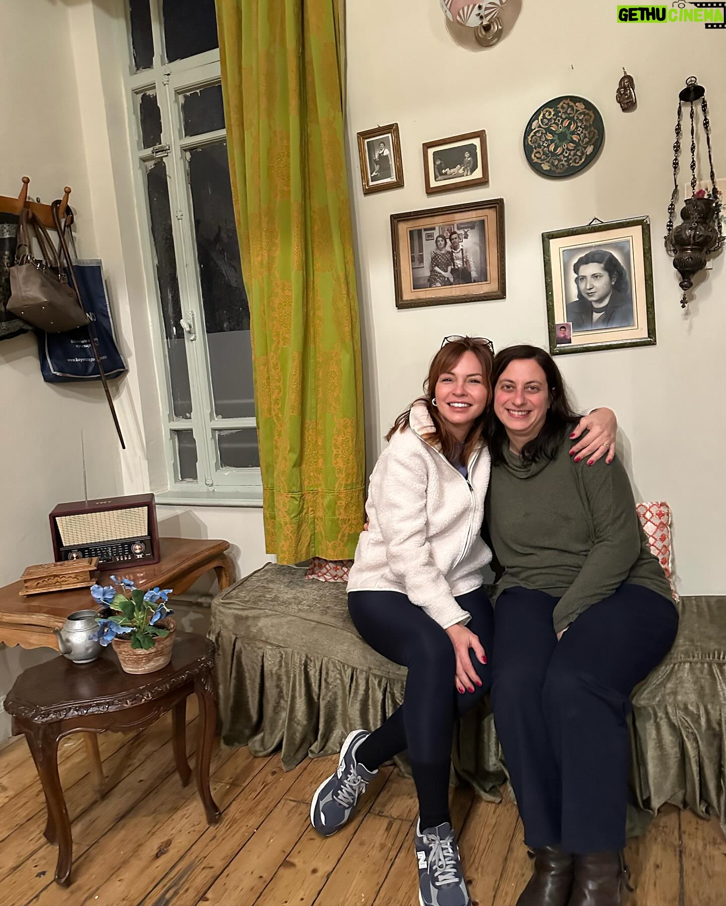 Didem İnselel Instagram - Pembe çıkmazında 150 yıllık bir apartman..Canım Maria yapmış yapıcağını 🥹 ”Mekâna özgü bu projede, Abdülaziz ve II. Abdülhamit dönemlerinde İstanbul’un en varlıklı ailelerinden biri olan Zarifilerin yaptırdığı Büyük Zarifi Apartmanı, tarihi gerçeklerle harmanlanan kurmaca hikâyelerin sahnesine dönüşüyor” diyor oyunun açıklamasında.Kurmaca olmayan hislerle çıktık apartmandan.Keşkeler,bir ümitler,belkiler,6,7 Eylül olaylarının utancı fonunda işledi kalbimize.Parkenin gıcırtısı şimdi mi duyuldu,çok eskiden mi geldi,herşey karıştı birbirine.Bu büyülü mekan tasarımındaki müthiş performanslar,,bildik melodiler,buruk hikayeler taa derinlere işliyor.Yer bulursanız gidin izleyin mutlaka.Biz Sulamu’dan torpilliydik.Gurur duyuyorum seninle Maria’cim,bi işimde gel arkada tepsi taşı de taşırım 🪴 @buyukzarifiapartmani @aslanoglusula @istossahne @annamariaaslanoglu